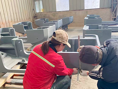 Pokonywanie wyzwań branżowych! Zunhua Shengjian Fanrong Machinery skutecznie rozwiązuje problemy związane z dopasowaniem krzywizny przeciwwagi koparki i precyzją powierzchni montażowej