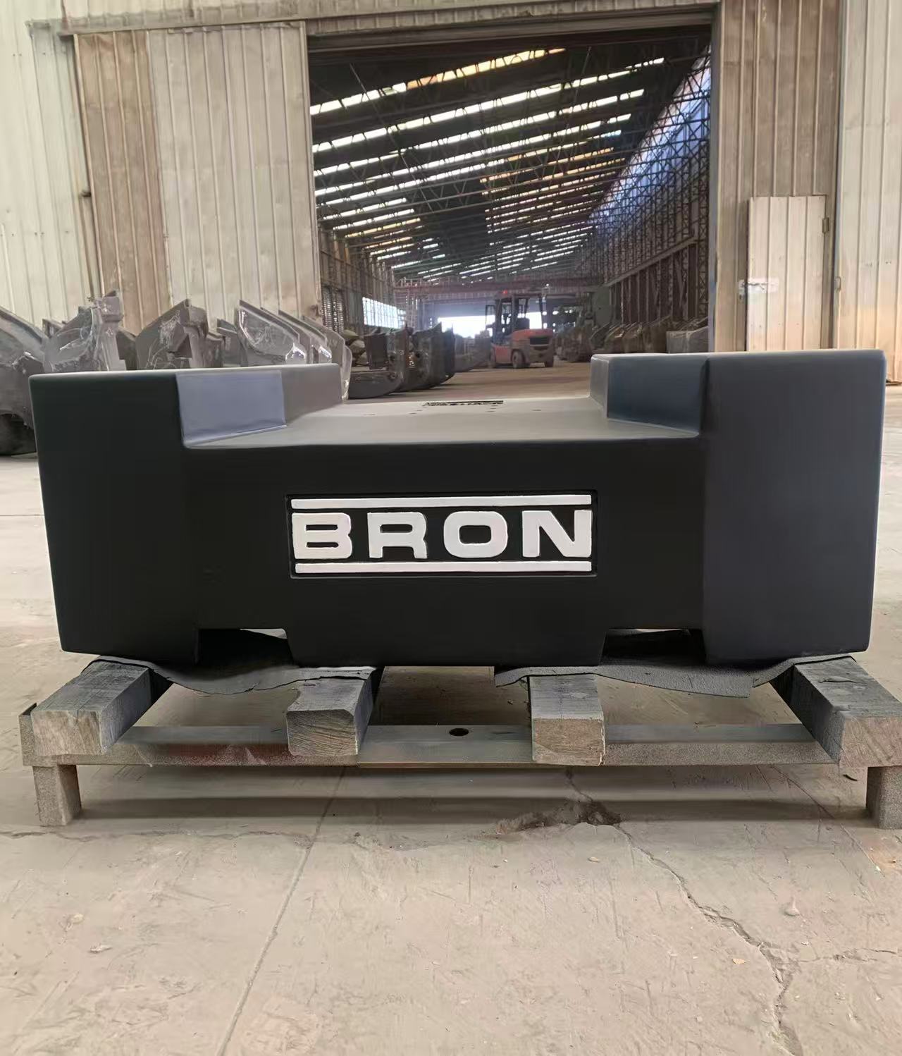 Przeciwwaga do podnoszenia wysięgnika przegubowego